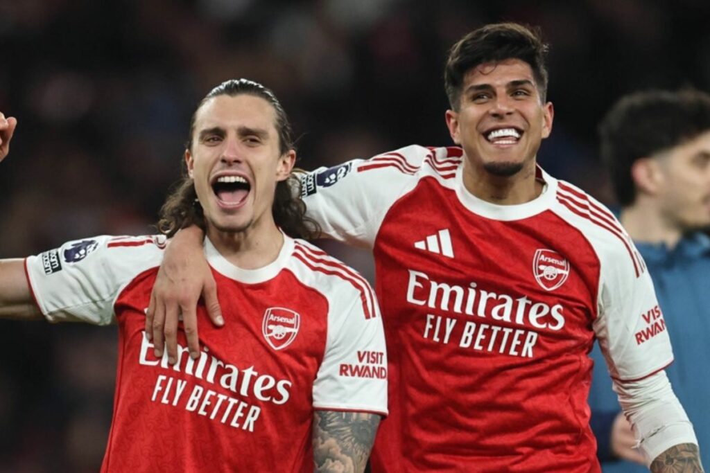 Ricardo Calafiori (izq.) celebra el triunfo del Arsenal junto a Piero Hincapié.