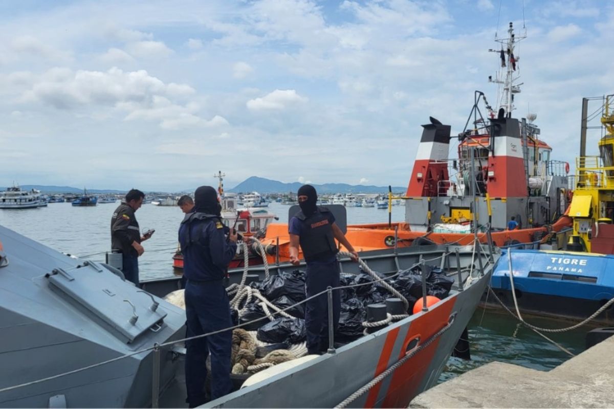 Llegan a Ecuador 10 detenidos en altamar con 760 kilos de cocaína en operación con EE.UU.