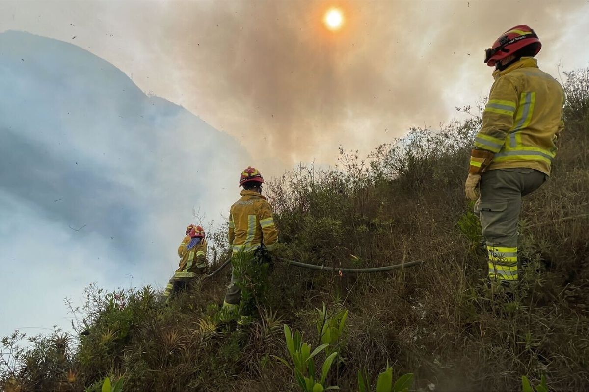 Bomberos de Cuenca y Paute combaten un incendio forestal en El Descanso ...