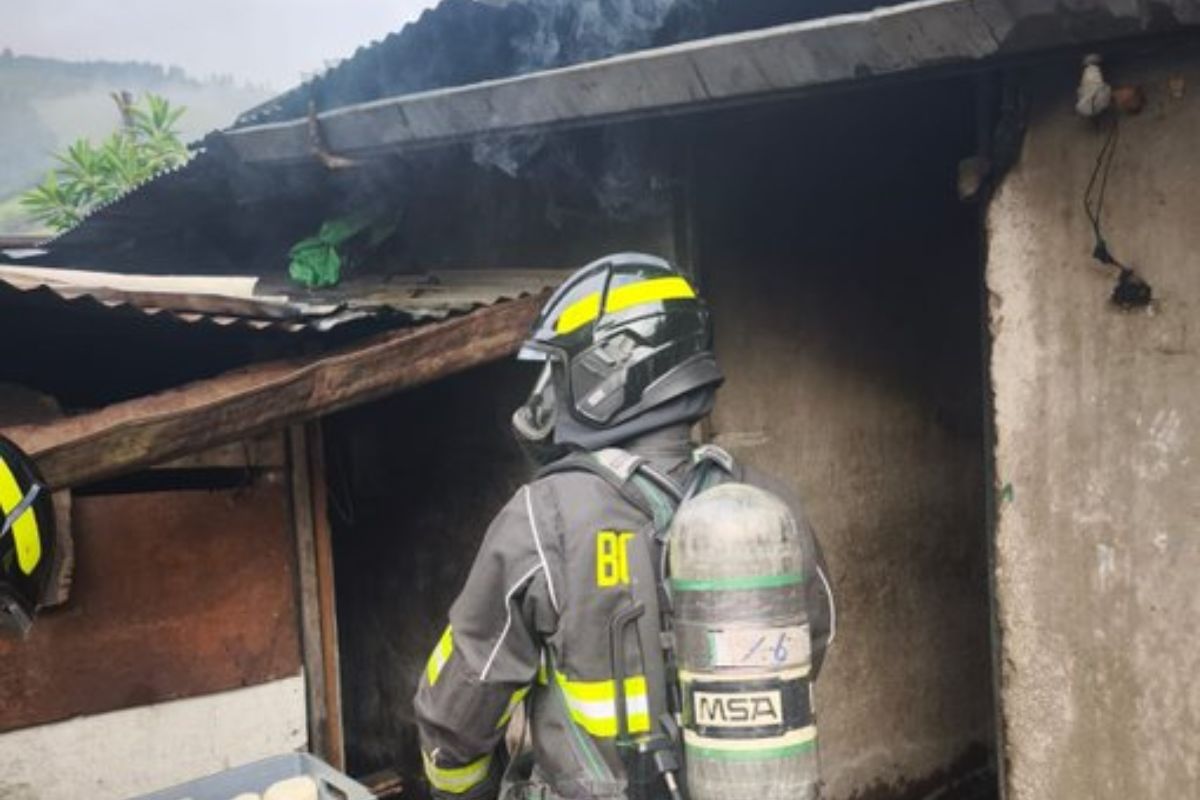Incendio en vivienda de Chillogallo moviliza a Bomberos de Quito