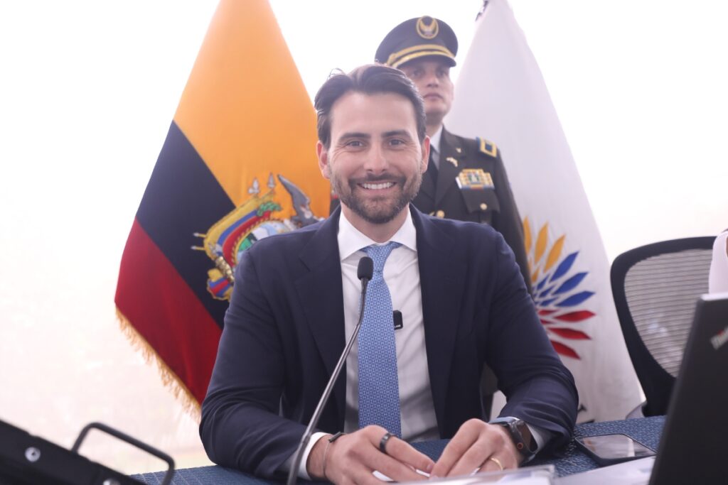 Niels Olsen suspendió el trámite para levantar la inmunidad del asambleísta Juan González y señaló que debe responder ante la justicia.