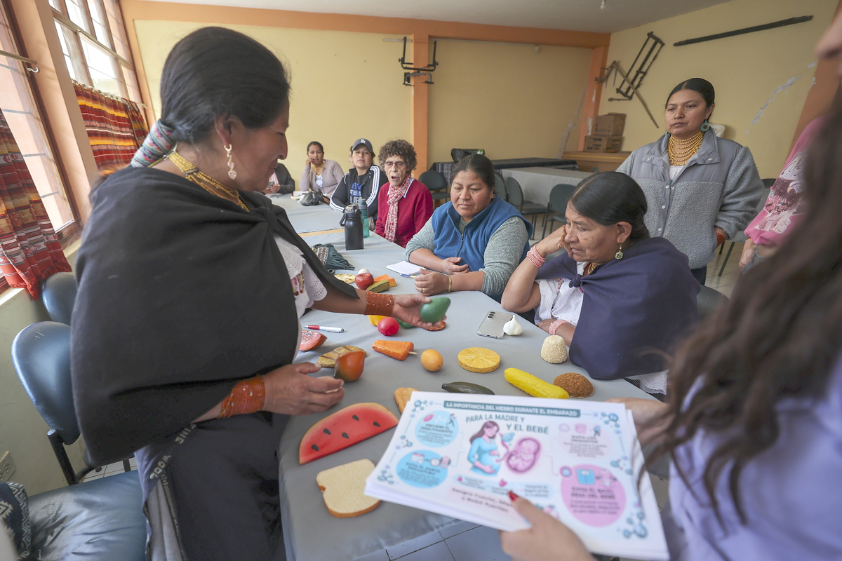 Parteras indígenas de Cotacachi en Ecuador reivindican con una escuela su oficio
