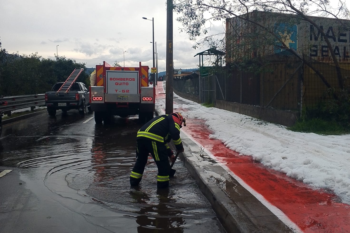 Quito registra inundaciones y vehículos atrapados por intensas lluvias con granizo; estos son los sectores afectados