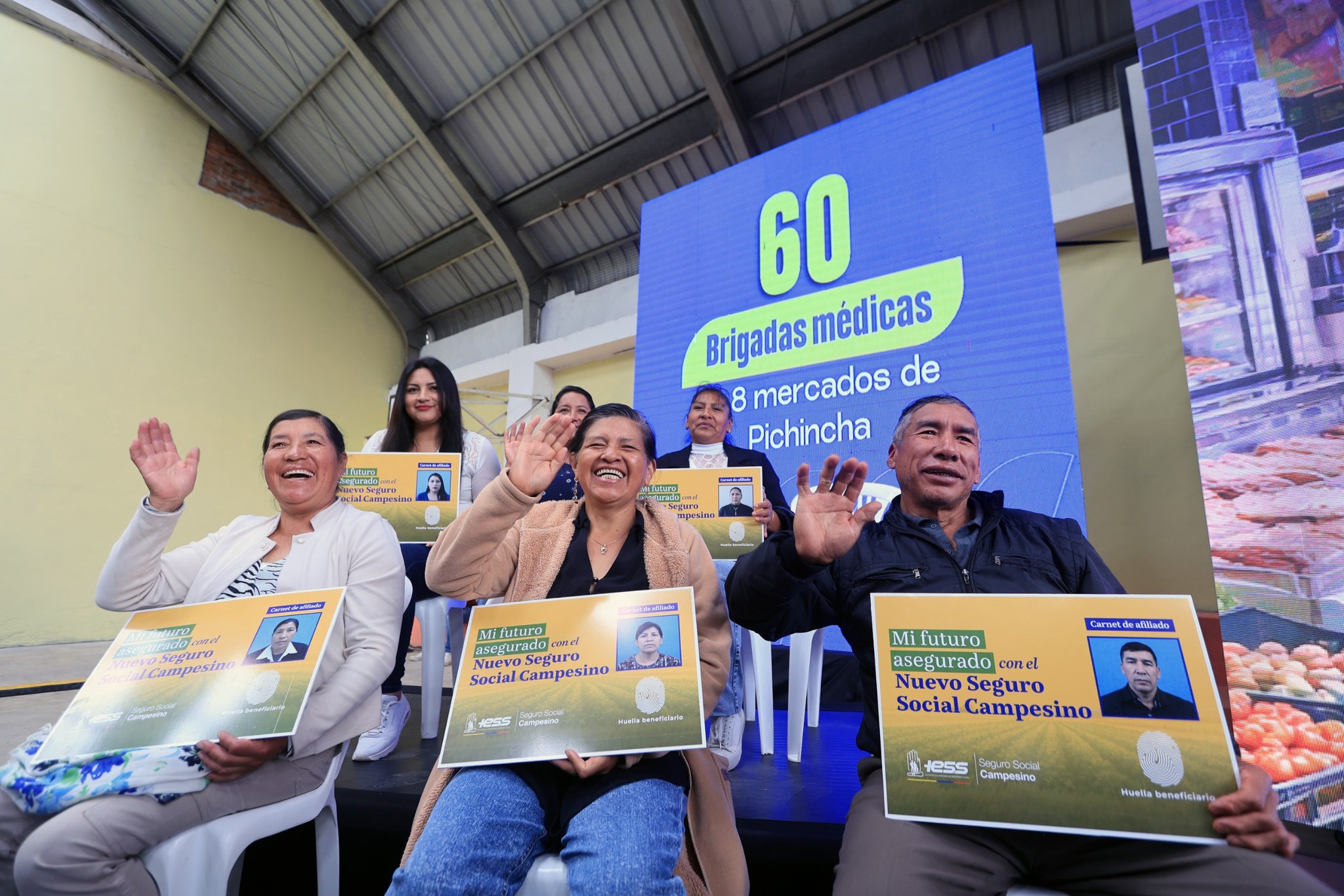 Gobierno incorpora a 1 000 afiliados al Seguro Social Campesino en mercados de Pichincha