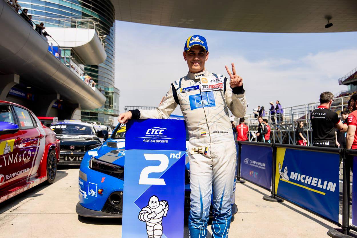 El piloto ecuatoriano Diego Morán inicia temporada con podio en Shanghái