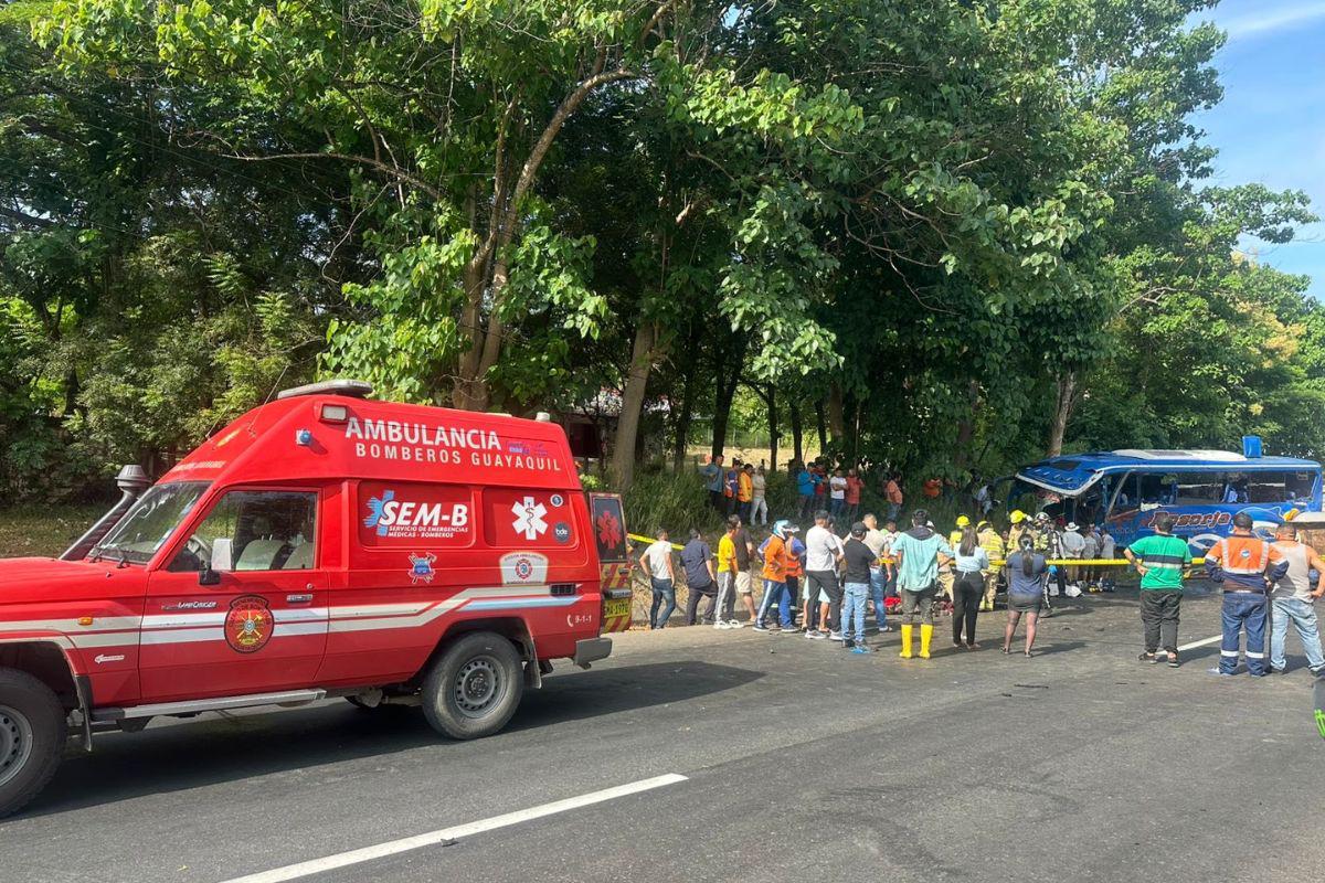 Choque entre tanquero y bus en Guayaquil deja tres muertos