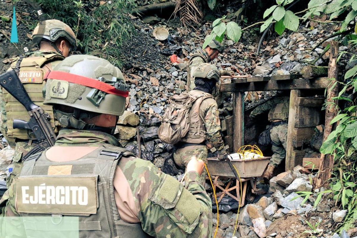 Ejército de Ecuador destruye material para minería ilegal en las fronteras