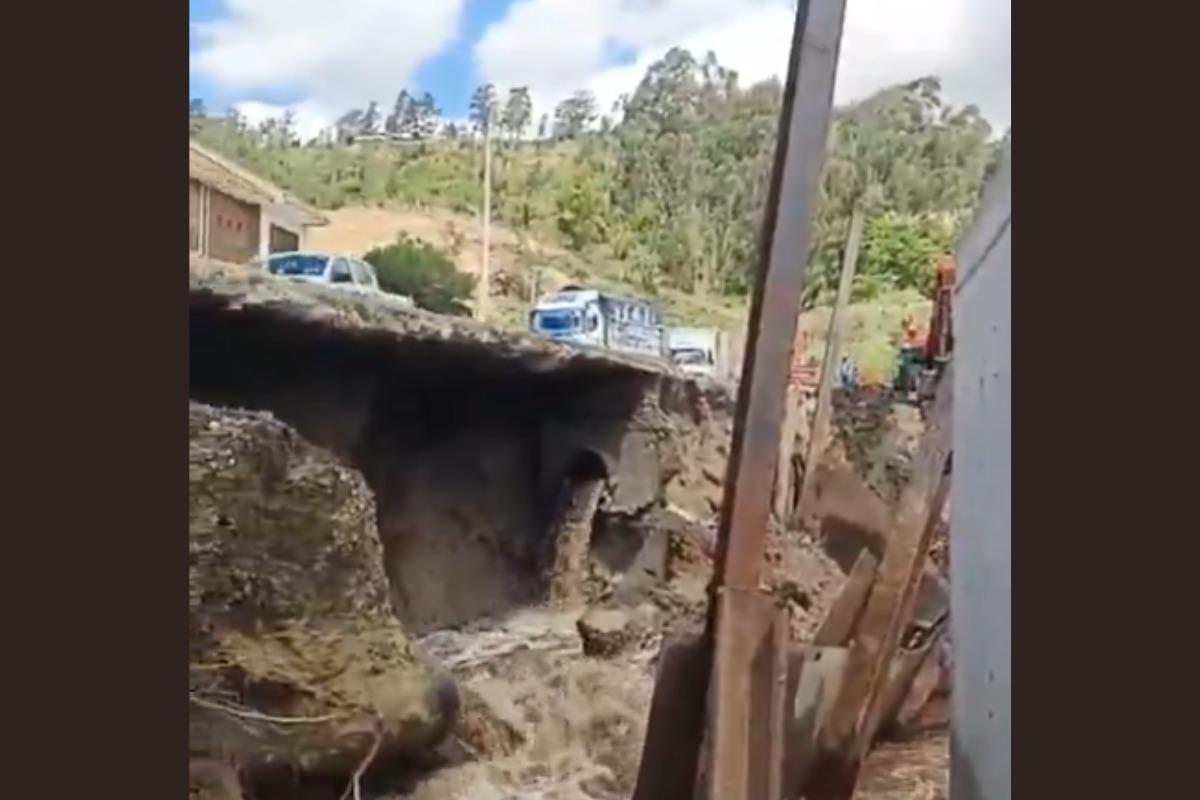 Video | Rotura de tubería genera emergencia vial en Cuenca