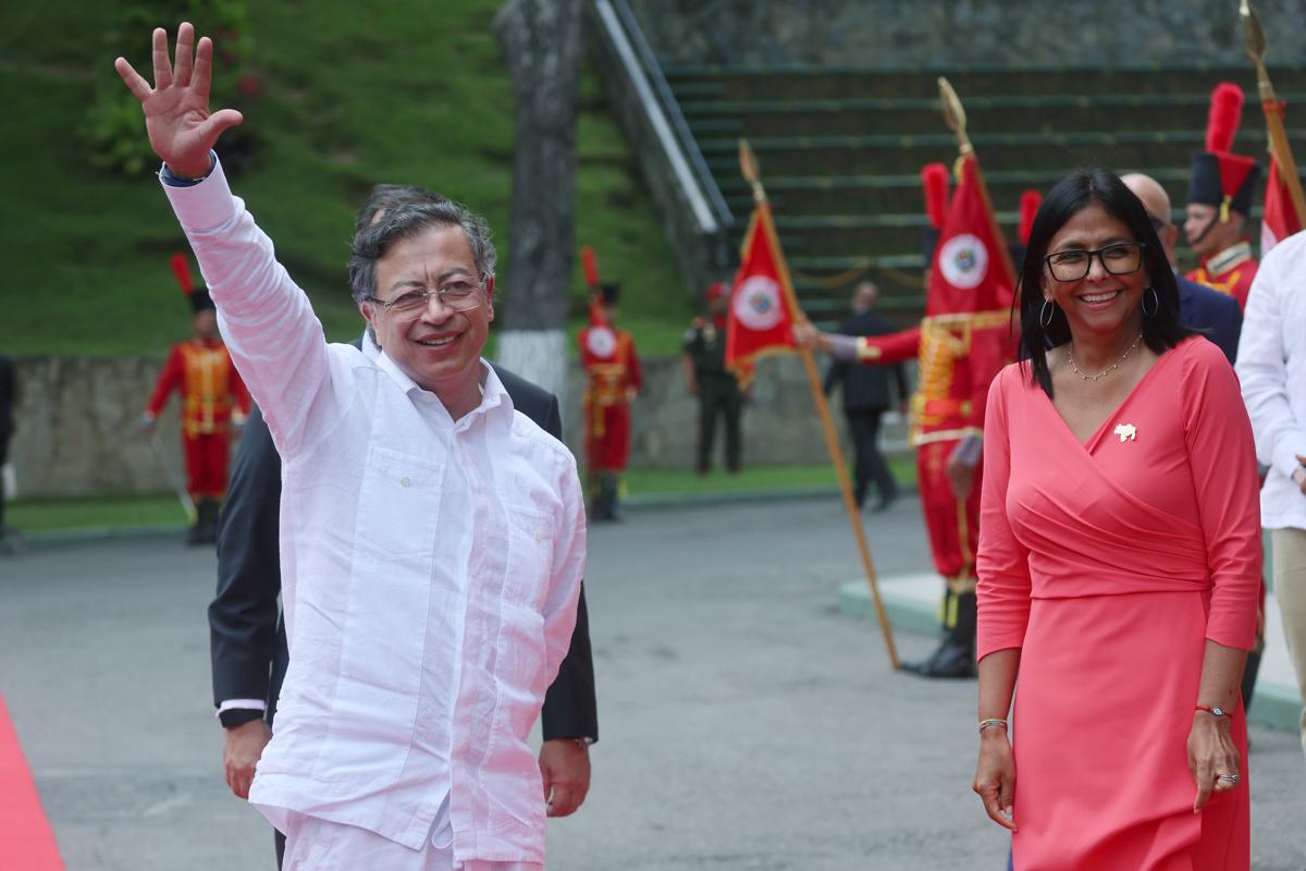 Gustavo Petro es recibido por Delcy Rodríguez en Venezuela
