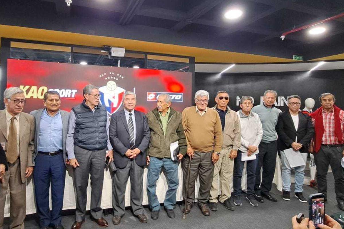 Exfutbolistas de El Nacional y asistentes en la presentación de la campaña “El Nacional es de Primera”
