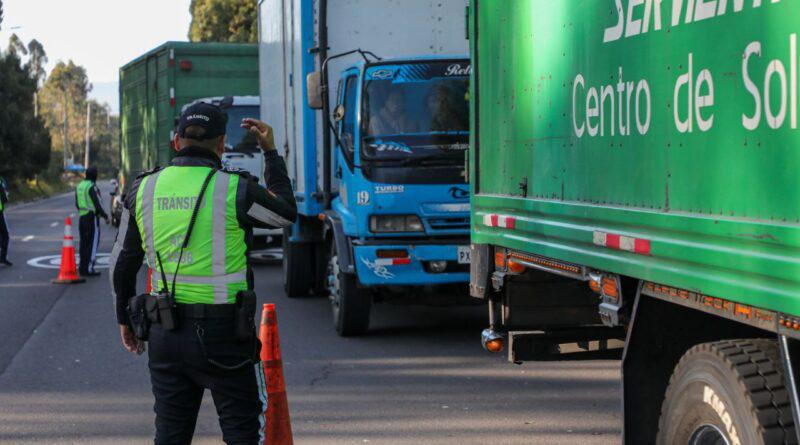 Quito ajusta restricción de transporte pesado por toque de queda