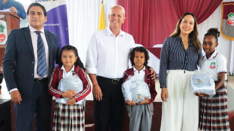 Entrega de uniformes escolares para el régimen Costa - Galápagos.