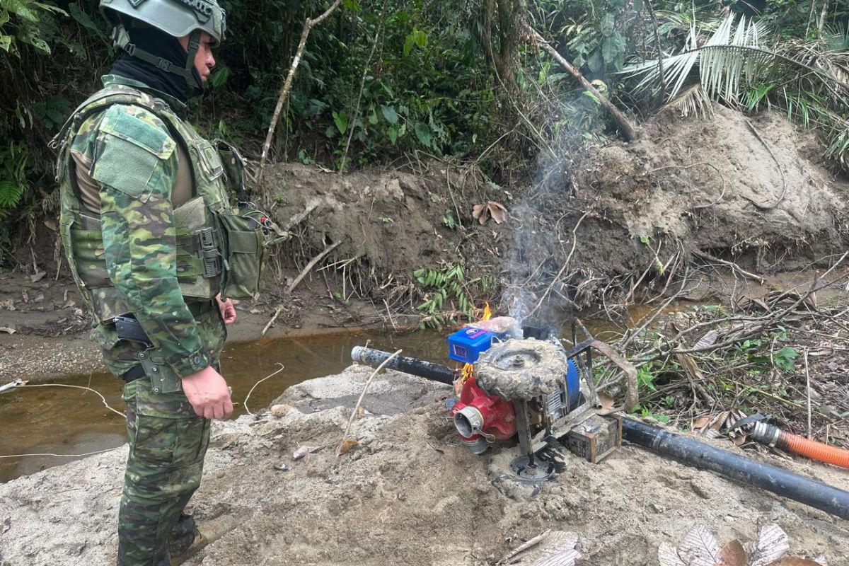 Ejército golpea minería ilegal en Pastaza y destruye maquinaria