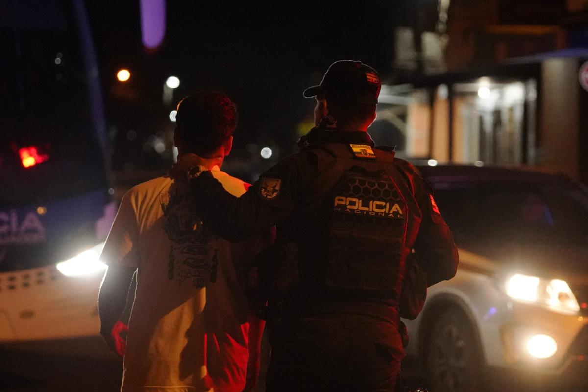 Multas y sanciones por infringir el toque de queda en Ecuador