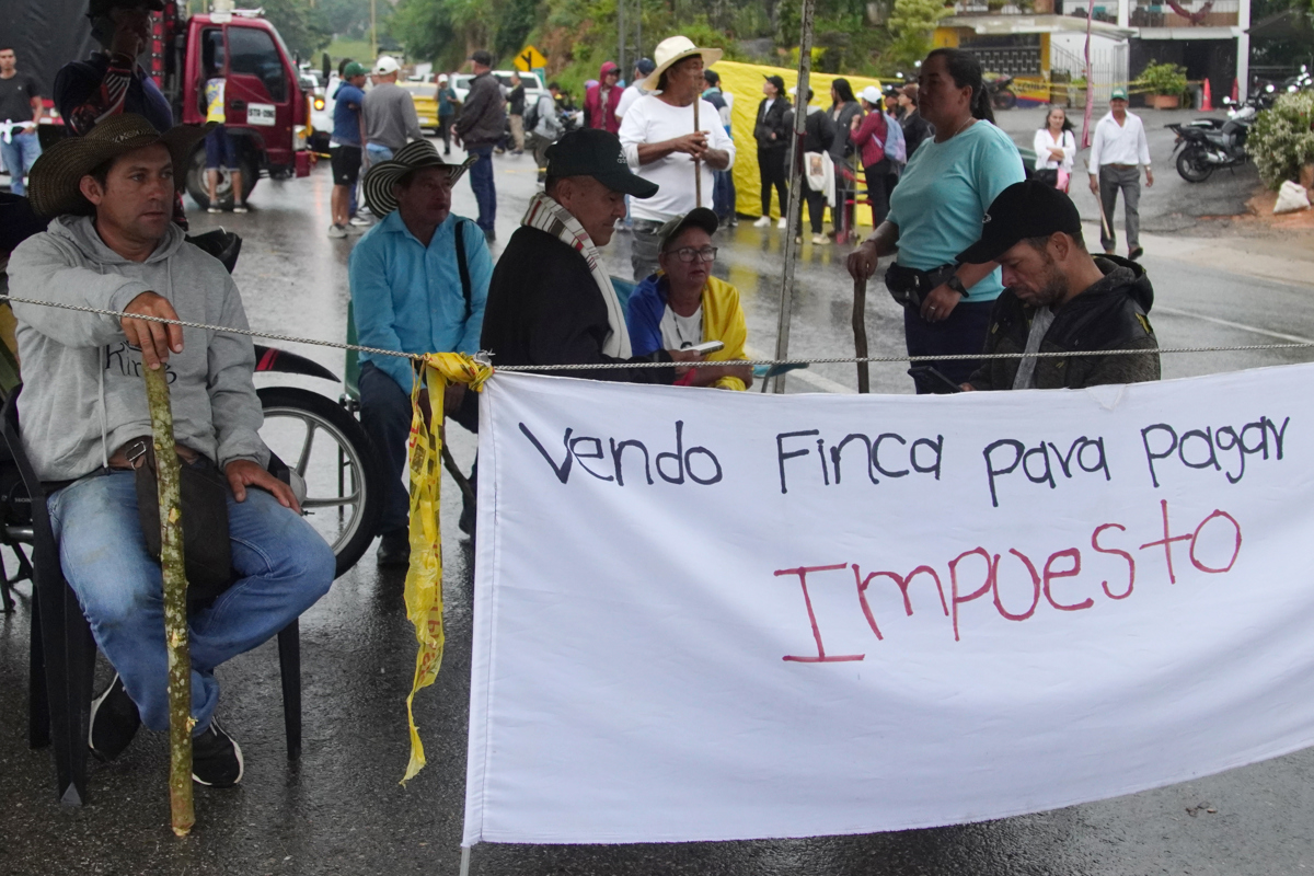 Manifestantes reactivan bloqueos cerca de Bucaramanga, Colombia