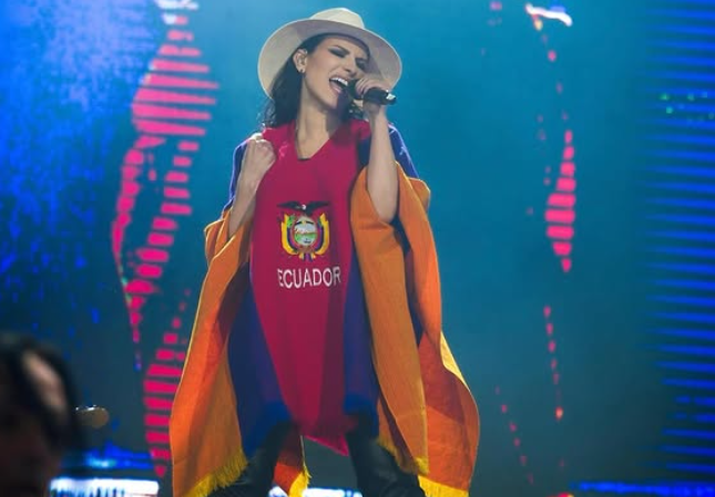 Laura Pausini deslumbra en Quito con atuendo tricolor en un gran concierto
