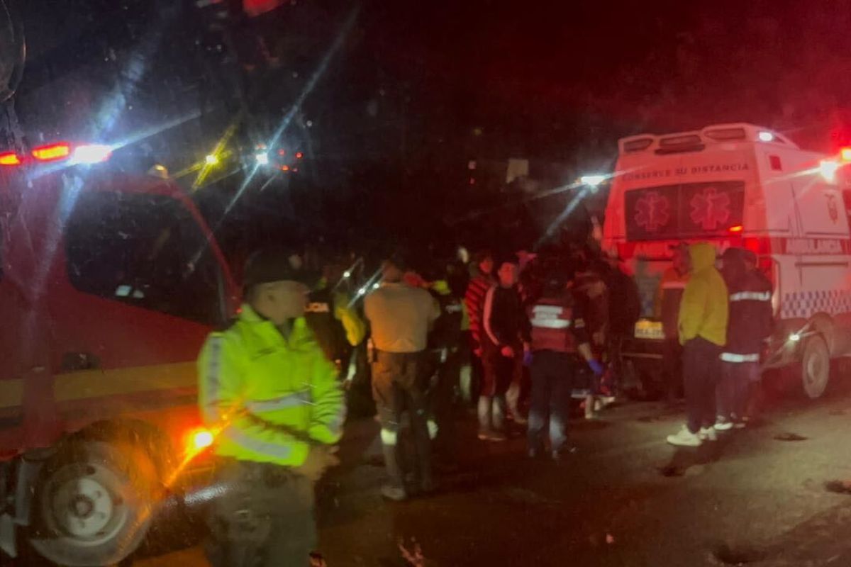 Bus cae a un abismo en Colta, Chimborazo, y deja dos fallecidos y 18 heridos