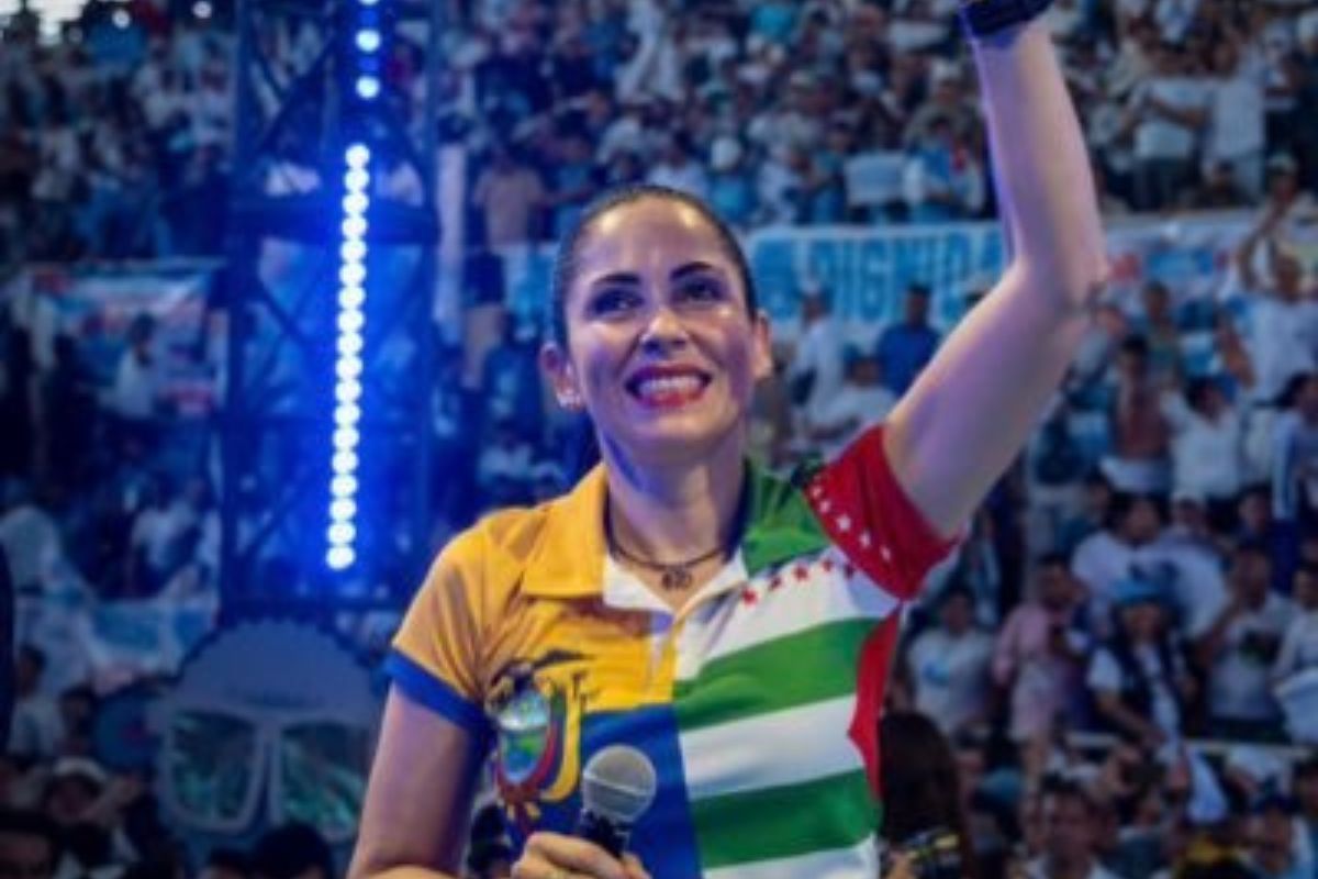 Luisa González anuncia que buscará la Prefectura de Manabí