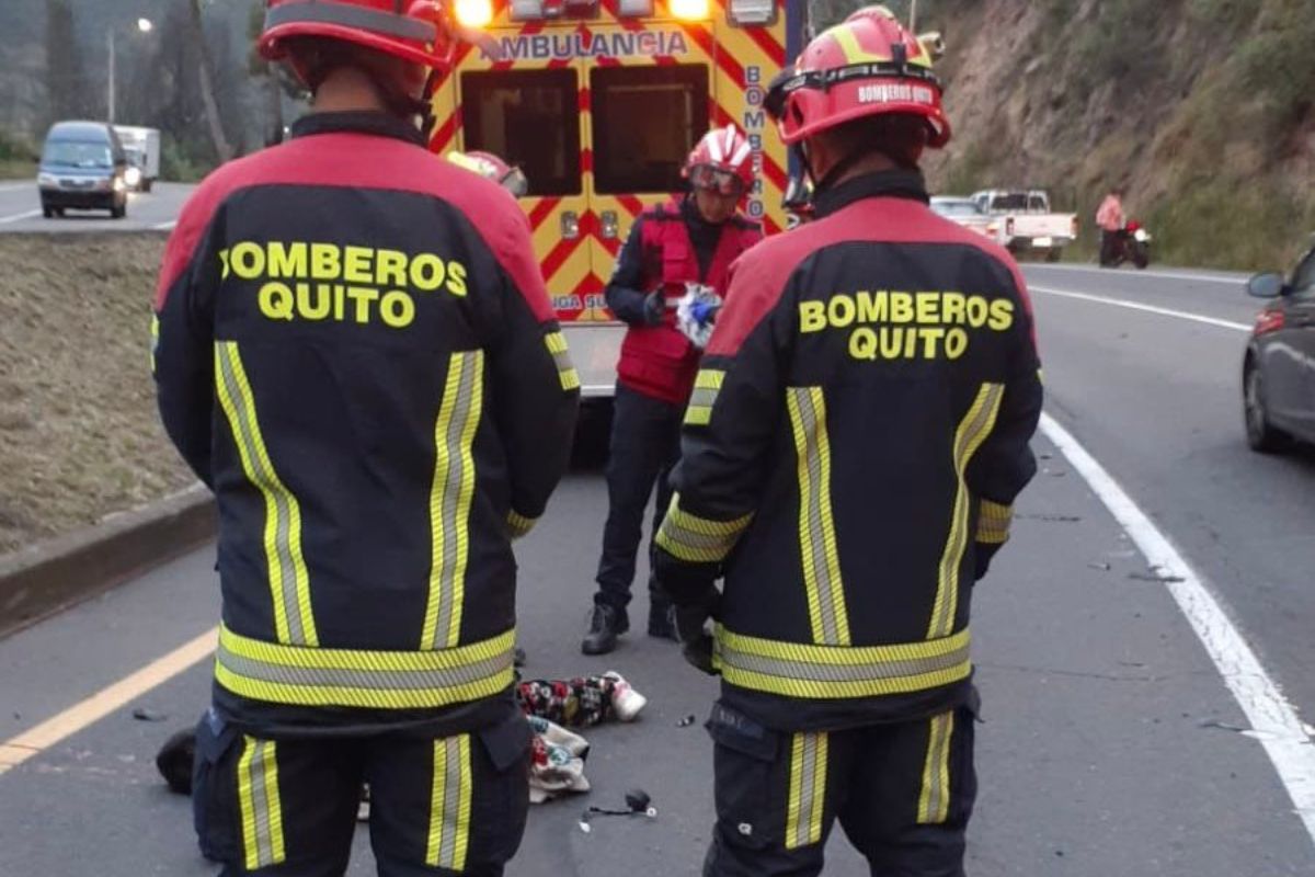 Bomberos de Quito inician ejercicio internacional con movilización en la ciudad