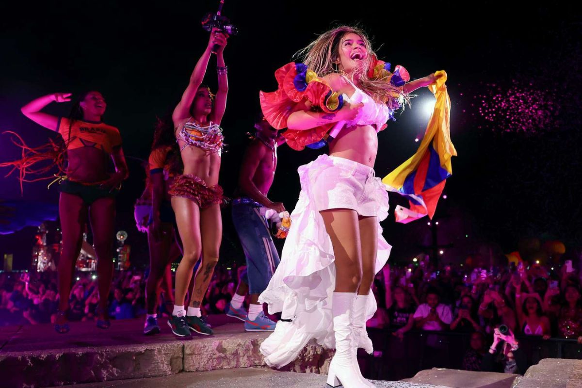 Así es la nueva cita de Karol G en el desierto y el cambio de hora en Coachella