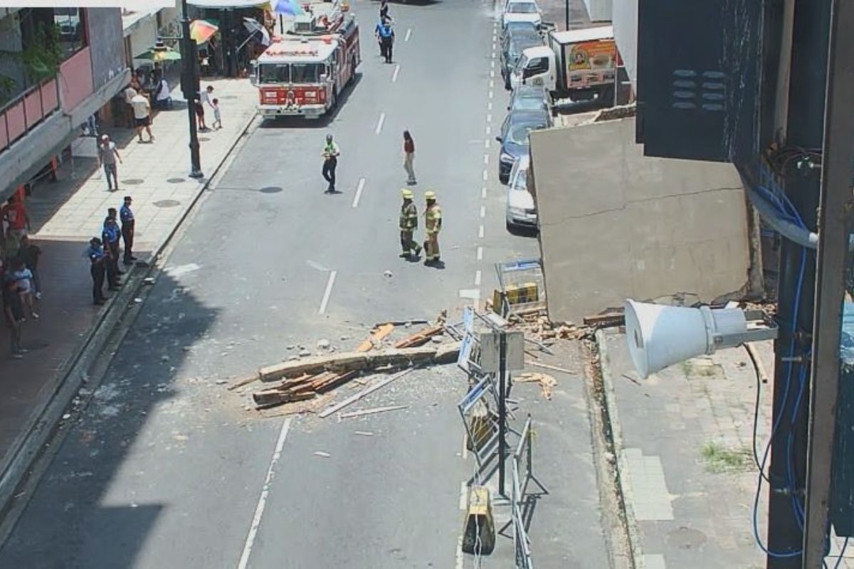 Colapso de estructura en pleno centro de Guayaquil moviliza a equipos de emergencia