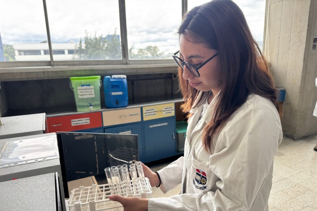 Estudiante de la Tecnología de Procesamiento de Alimentos en un laboratorio de la EPN. Foto: Jorge Bustillos