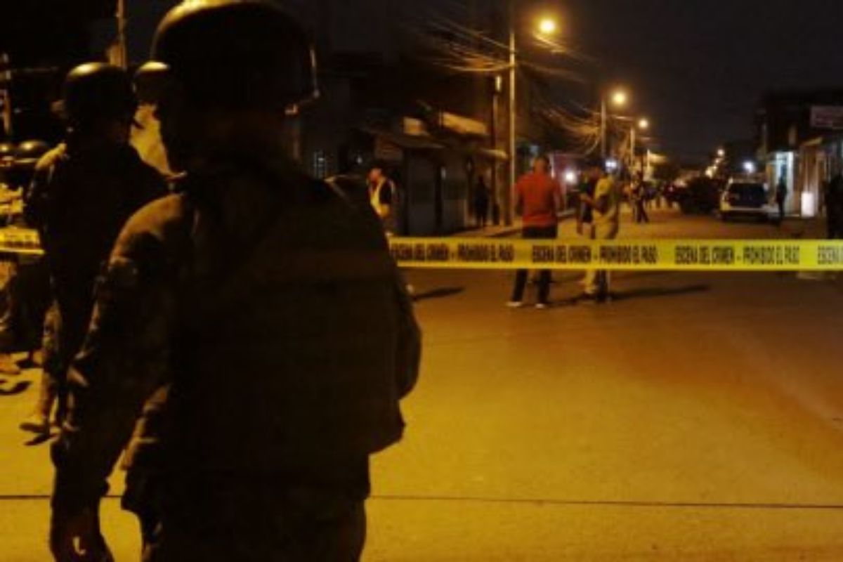 Tres muertos, entre ellos menores de edad, tras ataque armado en polideportivo de Guayaquil