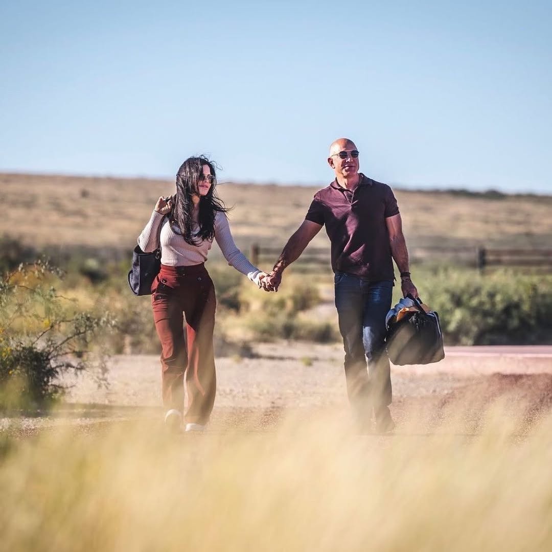 Jeff Bezos y Lauren Sánchez recorren Galápagos en su flota de USD 600 millones