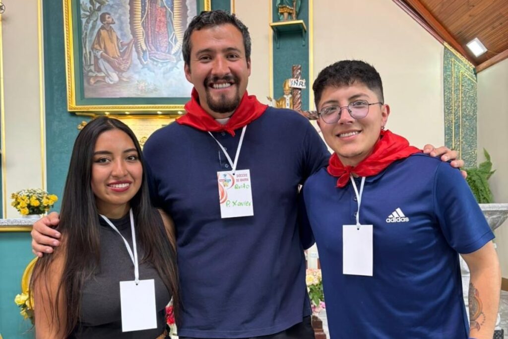 Kerlly Tzetza, el padre Xavier Romero y Johan Chicaiza.