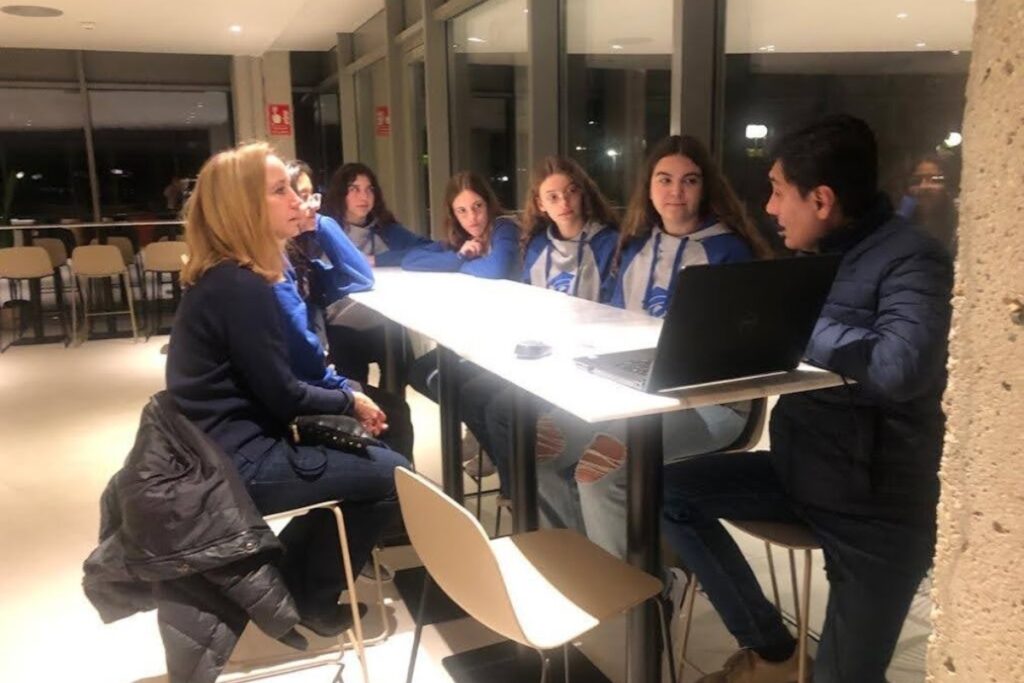 Juan Carlos Peñafiel en reunión previa a procesos vocacionales con representante del DECE y estudiantes. Foto: Cortesía