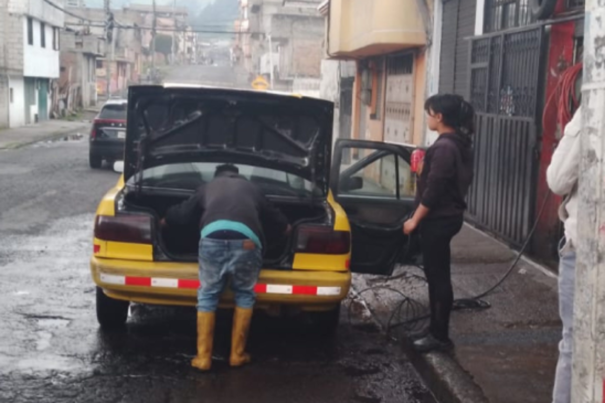 Clausuran lavadora de autos por invadir la vía y contaminar con químicos en Quitumbe