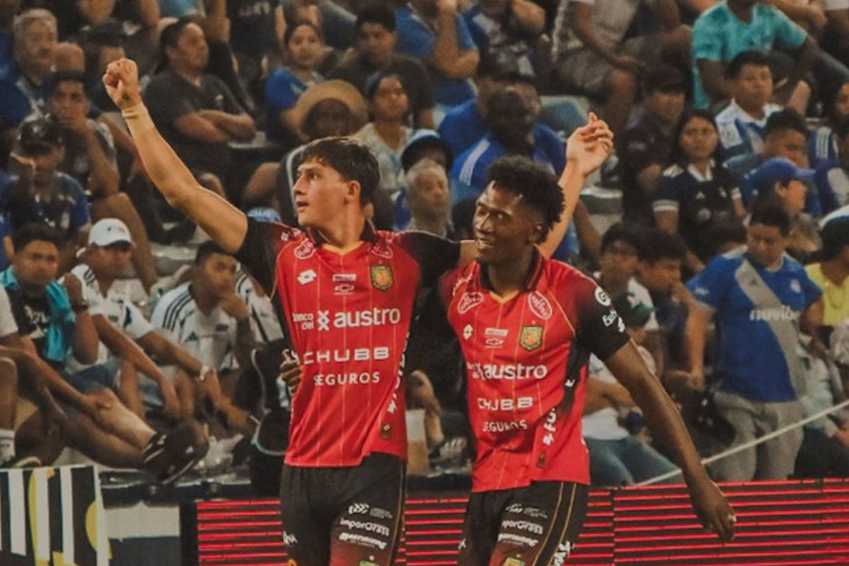 Matías Klimowicz lidera al Deportivo Cuenca con gol clave ante Emelec en Guayaquil