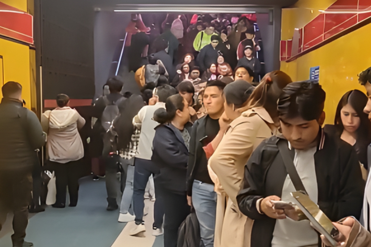 Metro de Quito registra largas filas de ingreso; la empresa explica la demora