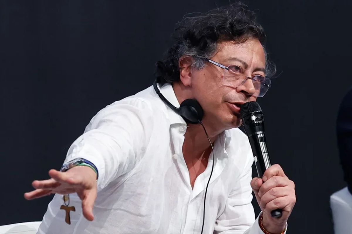 Gustavo Petro culpa a Álvaro Uribe de la ‘tasa de seguridad’ que Daniel Noboa impuso a Colombia