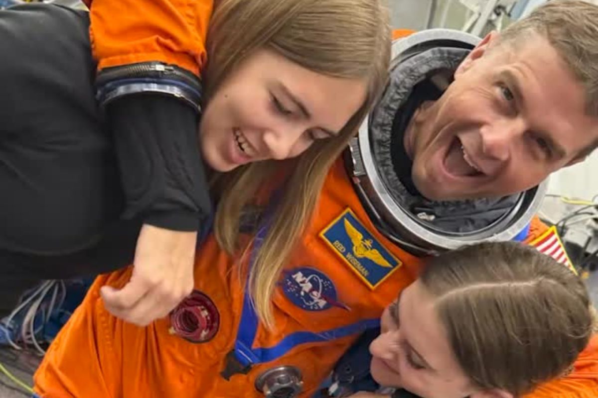 La historia del valiente astronauta que cría solo a sus niñas mientras alcanza la Luna