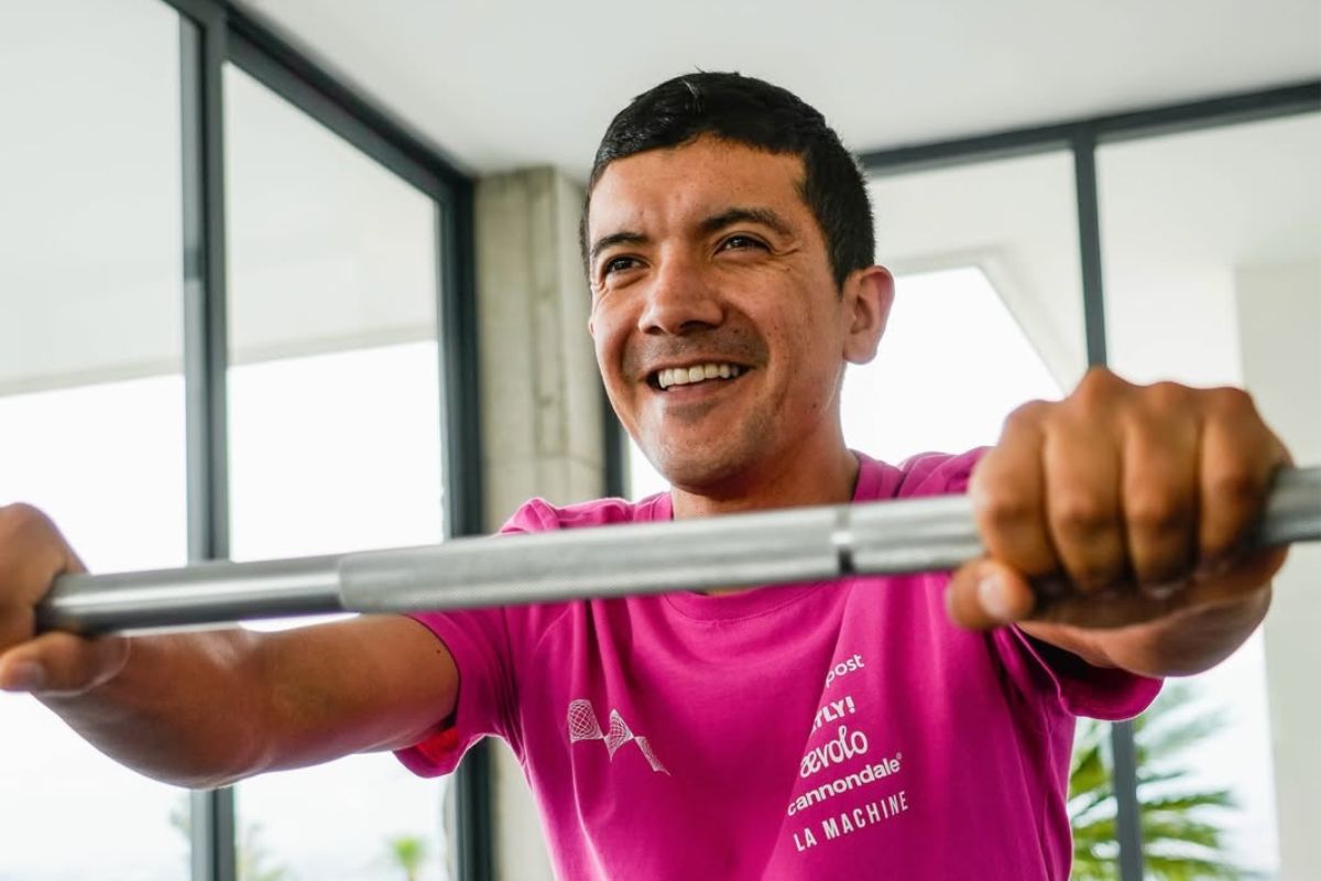Richard Carapaz sorprende y ya trabaja tras su operación en Quito