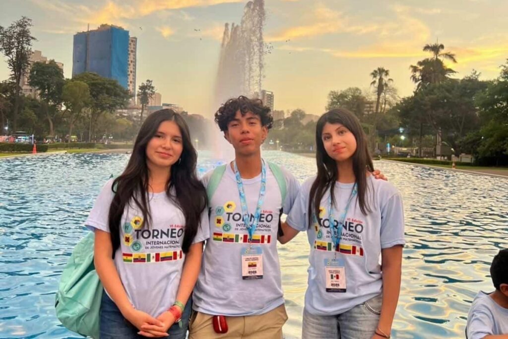 Samantha junto con otros dos participantes de la competencia de matemáticas.