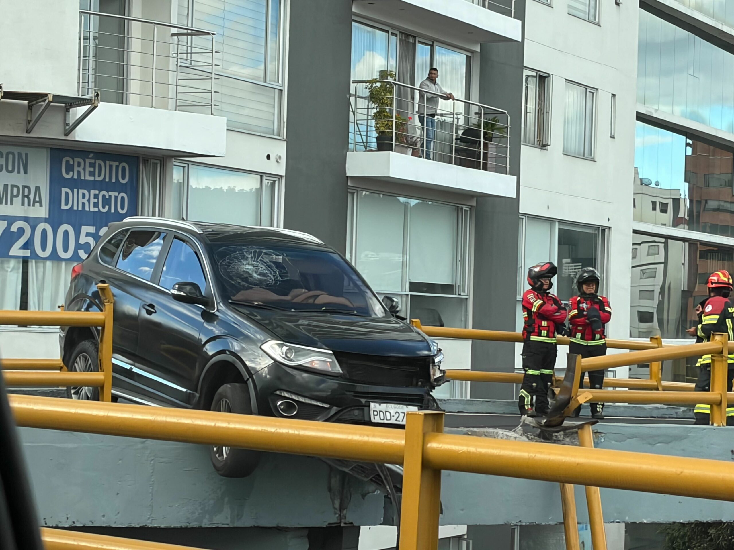 Habilitan la Av. República tras complejo rescate de vehículo suspendido en puente a desnivel
