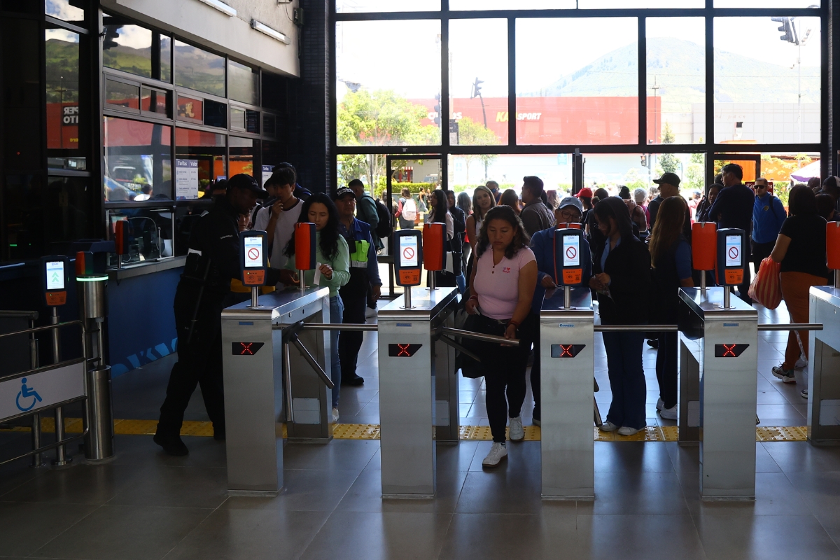 Nuevo sistema de pago del pasaje en Quito inicia con diferencias en el uso entre usuarios