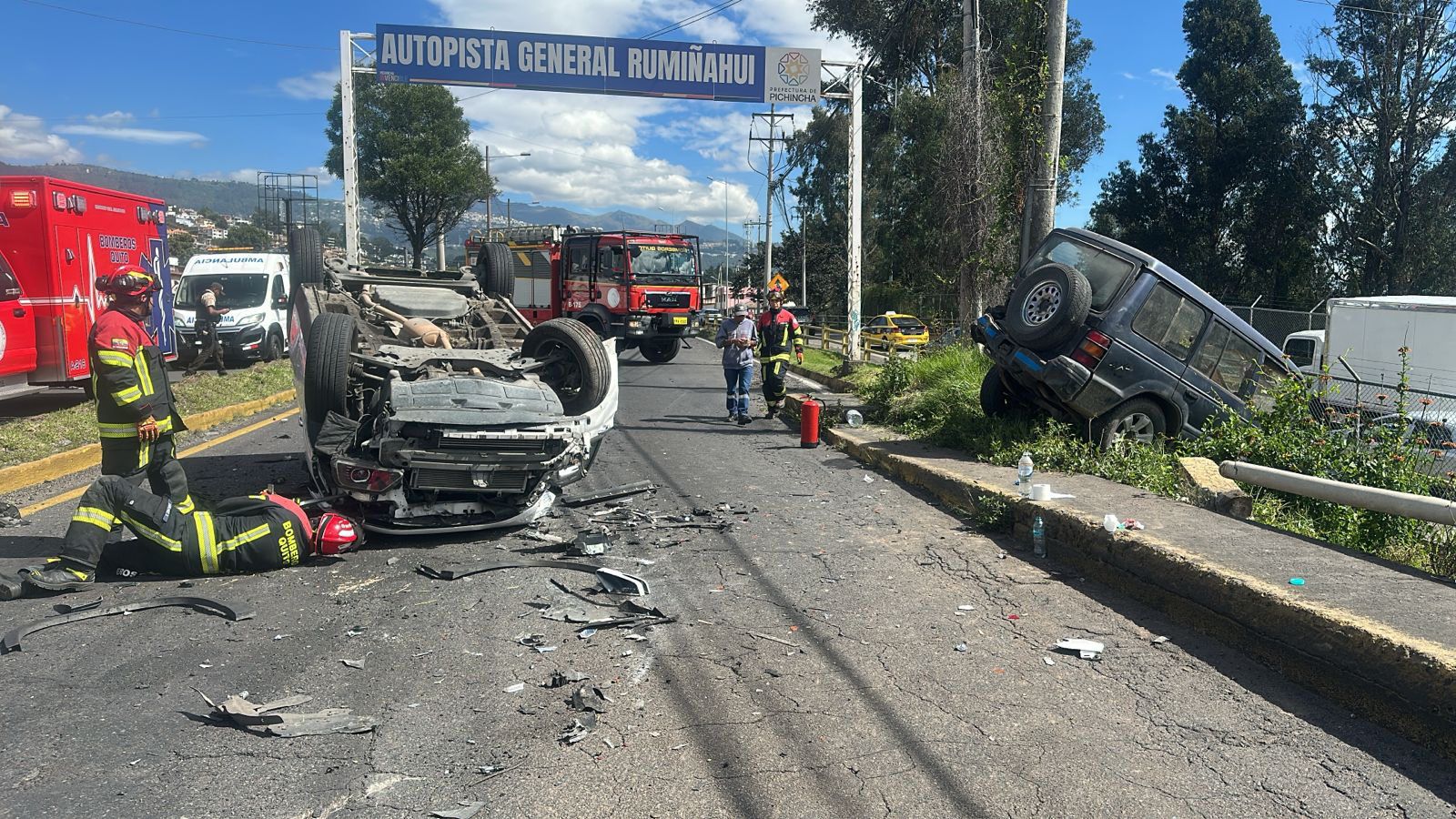 Siniestro de tránsito en la autopista General  Rumiñahui en Quito deja tres heridos