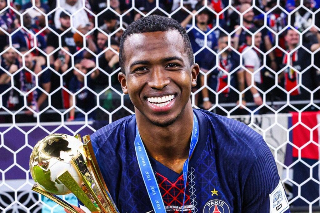 William Pacho, futbolista ecuatoriano del PSG, disputa los cuartos de final de la Champions League en busca de las semifinales. En la misma fase también compite el Arsenal de Piero Hincapié.