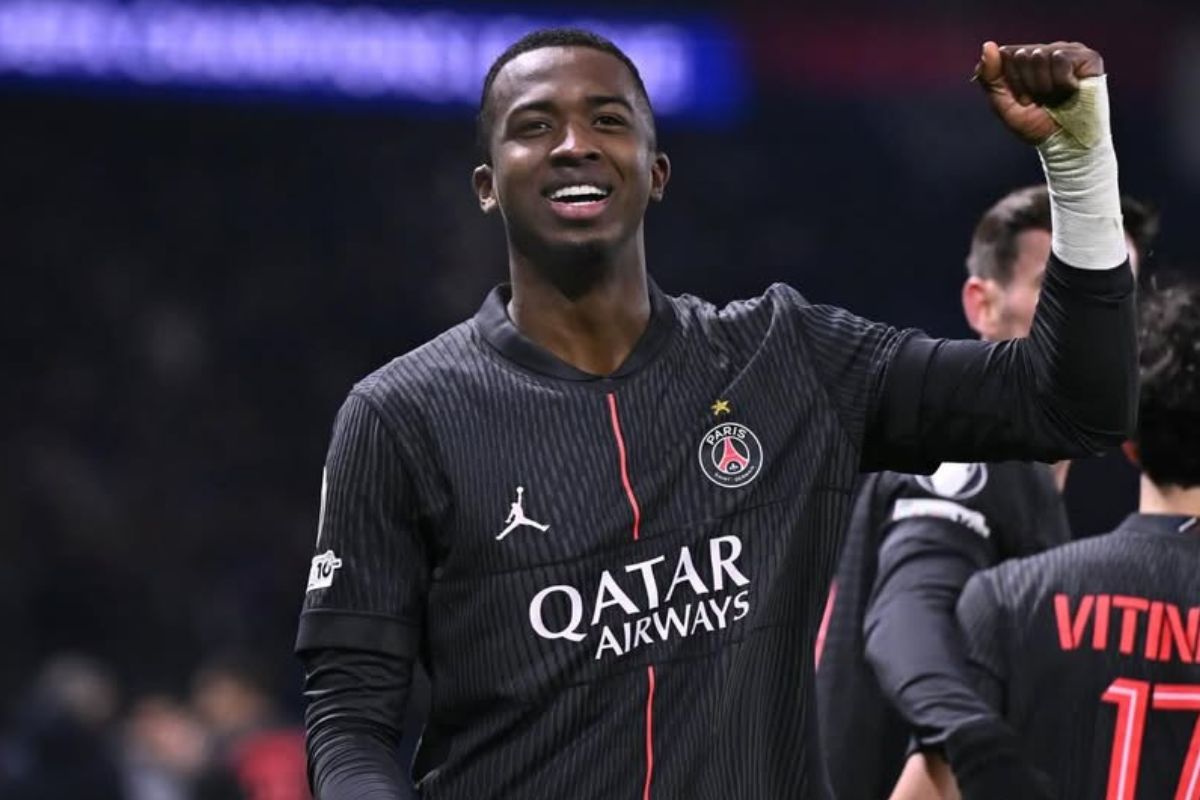 Francia pone a Willian Pacho como ‘el mejor defensa del mundo’