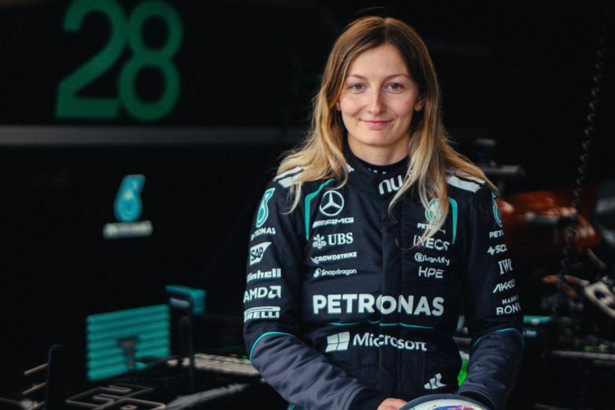 Doriane Pin en el monoplaza de Mercedes de la Fórmula 1 que manejó.