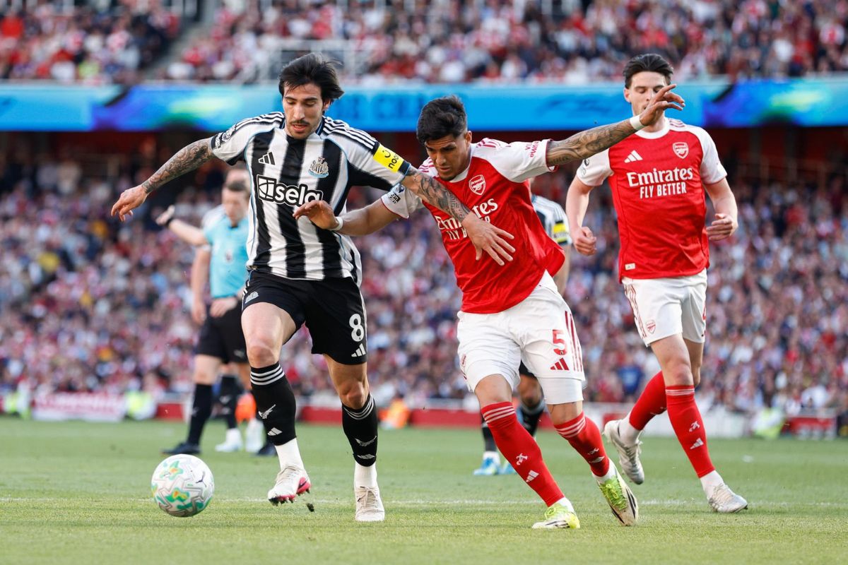 Arsenal ganó y Piero Hincapié aún sueña con el título de la Premier League