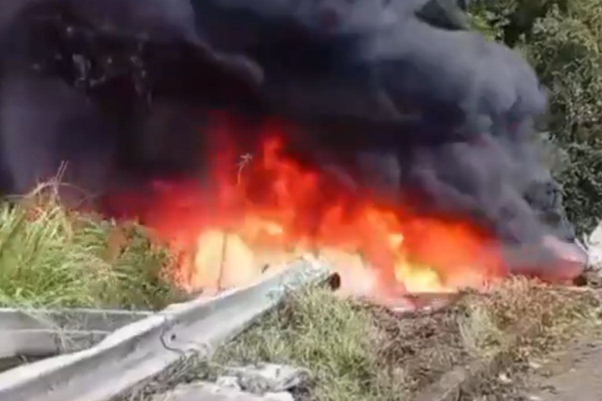 Bus de pasajeros cae a un abismo y se incendia en la vía Cuenca – Molleturo