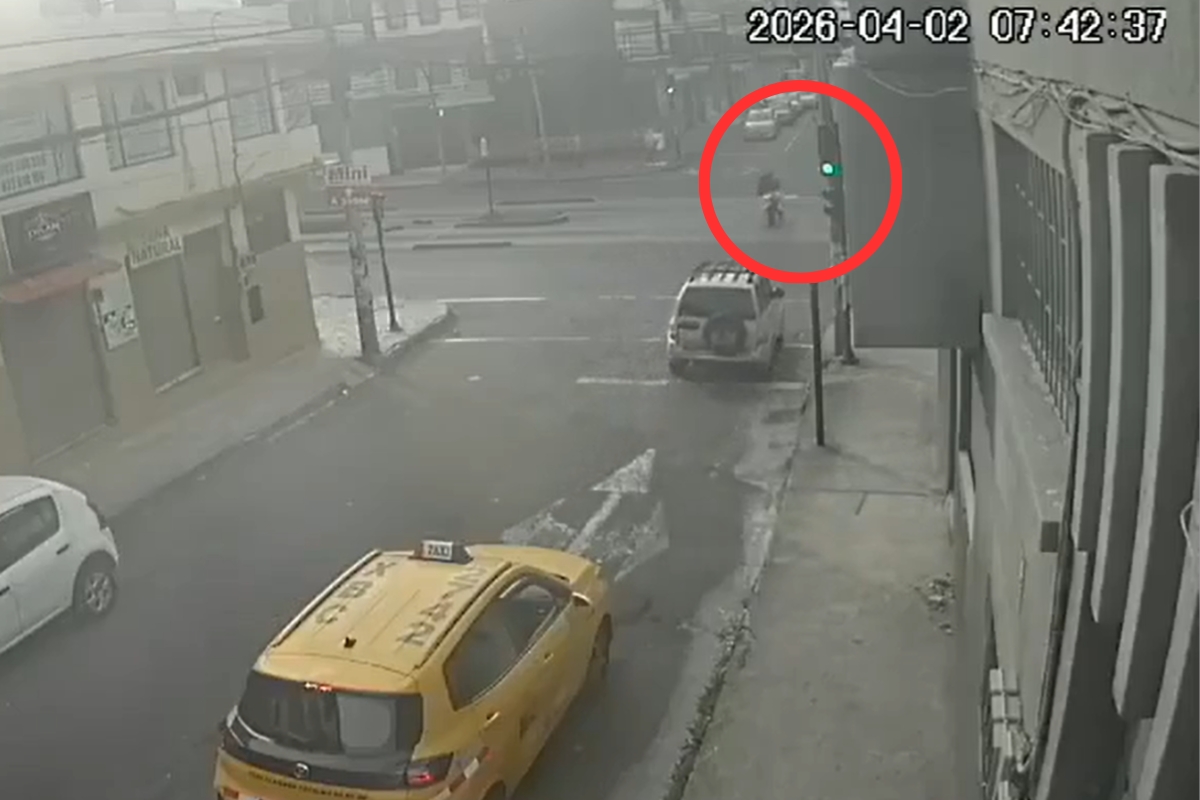 (VIDEO) Imágenes registraron el choque entre bus y moto que dejó dos muertos y un incendio en Quito