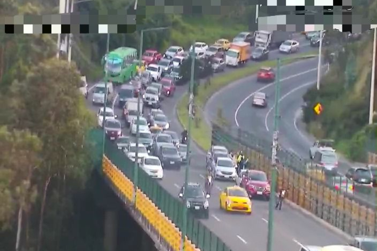 Choque entre cuatro vehículos provoca cierre vial en la avenida Simón Bolívar, en Quito