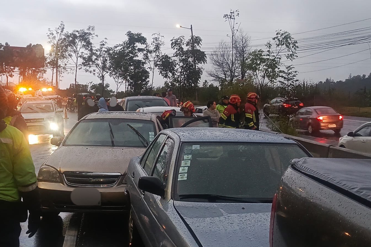 Choque entre siete vehículos en la Simón Bolívar deja un cierre parcial y tres personas afectadas