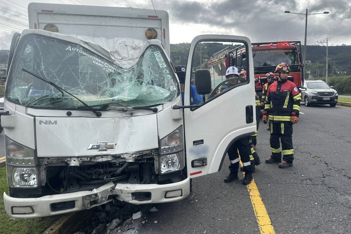 Siniestro en la Autopista General Rumiñahui deja cierre vial parcial y persona atrapada