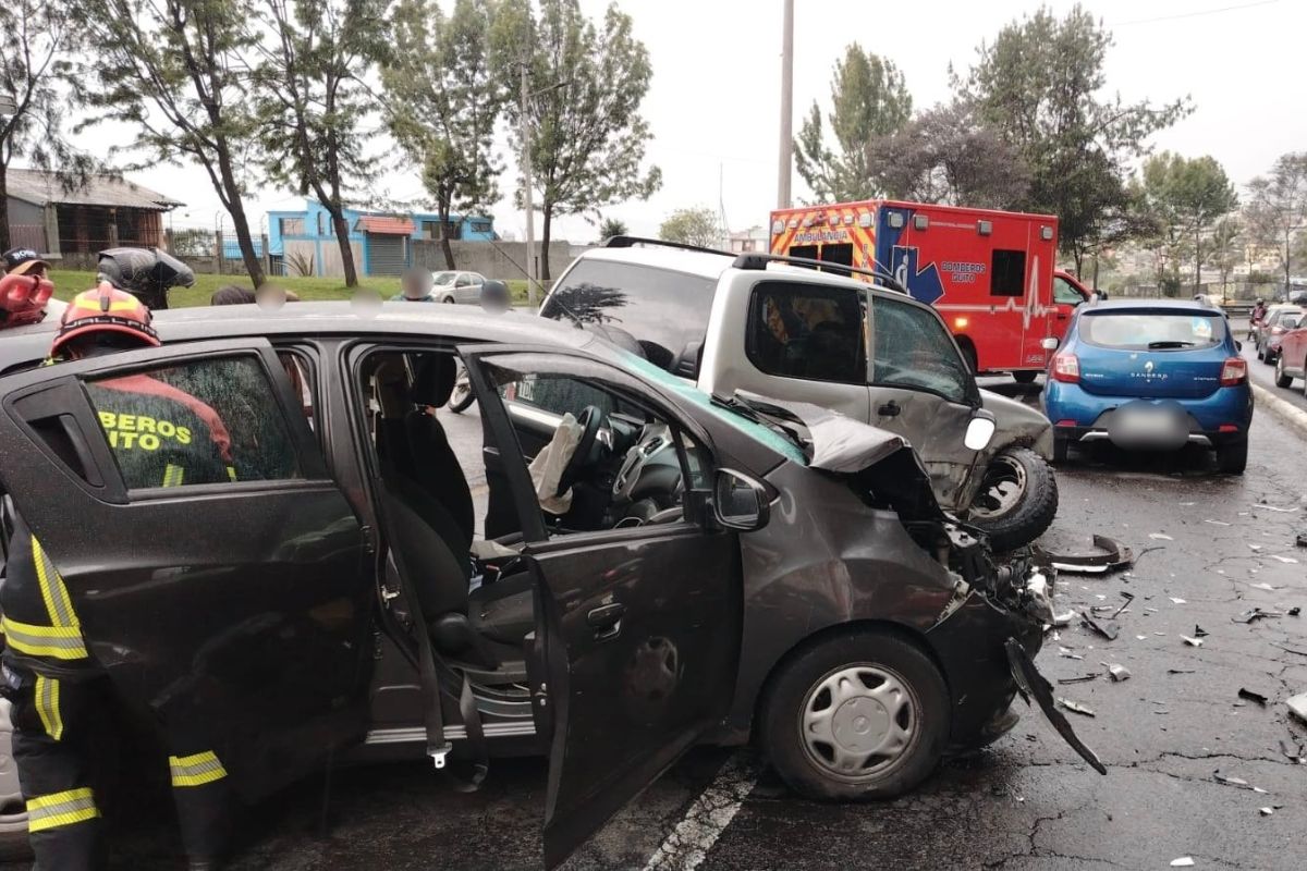 Colisión de tres carros en Quito cierran el paso en el túnel de San Juan
